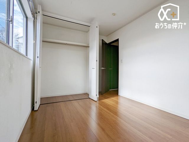 �q������ �q�������ɃI�X�X���ȗm���̗l�q�B��e�ʂ̃N���[�[�b�g���t���Ă��邽�߁A���q�l�̕׋�����E�ߗށE�Q����֗��Ɏ��[�\�ł��B