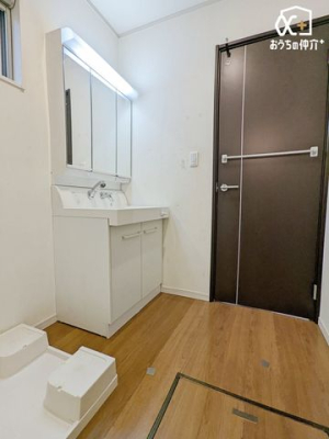 ���ʑ�E���ʏ� �������̂�����ʏ��́A�V���v���ł���Ȃ���@�\�I�ȃf�U�C���������B�L�߂̃X�y�[�X�Ǝ��[���[�����Ă���A�����̐g�x�x�₨����ꂪ�X���[�Y�ɍs���܂��B