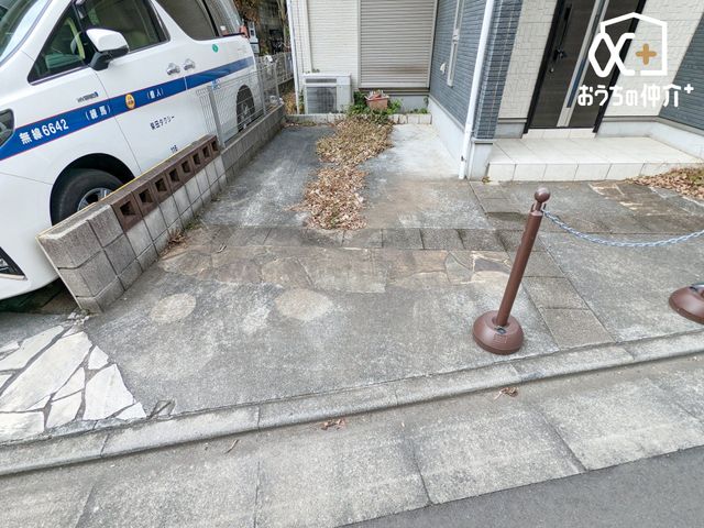  �J�[�X�y�[�X�̗l�q�ł��B�O�ʓ��H�͌�ʗʂ����Ȃ��A���Ԃ̏o����������S���ăX���[�Y�ɍs���܂��B