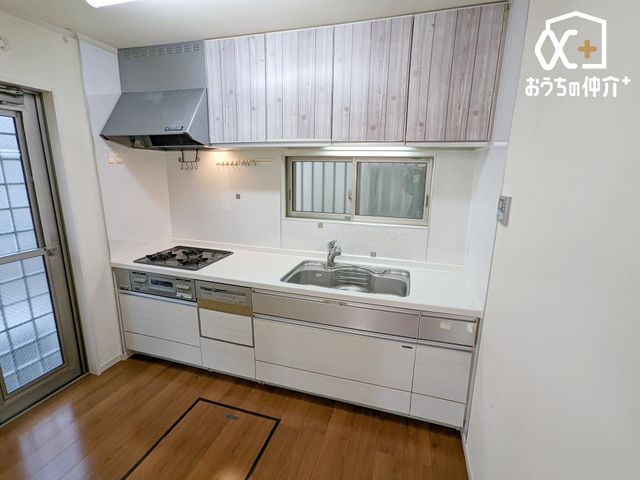 �L�b�`�� ��ƂɏW���ł���Ǖt���L�b�`���B�܂��A�ڂ̑O�ɕǂ����邱�Ƃɂ���ĉ���̔�юU��Ȃǂ��C�ɂ����ɍ�Ƃ��ł���Ƃ��������b�g������܂��B