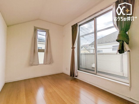 �Q�� �Q���ɃI�X�X���ȗm���̗l�q�ł��B�N���[�[�b�g���t���Ă���A�Q��E�ߗޓ����L�x�Ɏ��[�\�ȐQ���ł��B