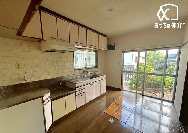 ���̑� ��Ԃ��L�����p�ł���L�b�`���ł��B�L�b�`������߂�X�y�[�X�͎��R�ƃR���p�N�g�ɂȂ��Ă���܂��B�_�C�j���O�Z�b�g���߂���΁A�z�V���y�ɂȂ��Ƒ�Ƃ��Ă��g�������ł��ˁI