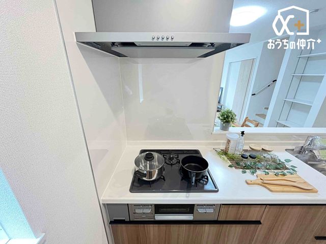 �L�b�`�� ������������O���R�����̗l�q�ł��B�u�߂�E�ύ��ޓ��̍�Ƃ������ɏo����R�����ł��B