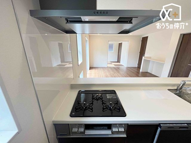 �L�b�`�� ������������O���R�����̗l�q�ł��B�u�߂�E�ύ��ޓ��̍�Ƃ������ɏo����R�����ł��B