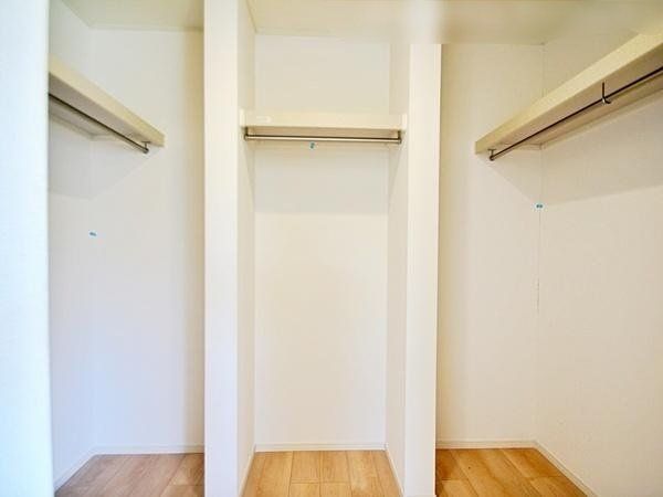 ���[ �Q�����E�H�[�N�C���N���[�[�b�g�̗l�q�ł��B���[�ɂ͐Q��E�ߗށE��̕�����L�x�Ɏ��[�\�ł��I