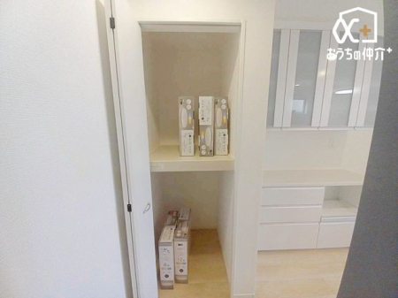 ���[ �H�i�̃X�g�b�N���ɕ֗��ȃL�b�`���̔w�ʎ��[�ł��B