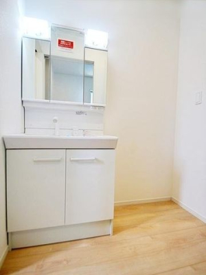 ���ʑ�E���ʏ� �������̂�����ʏ��́A�V���v���ł���Ȃ���@�\�I�ȃf�U�C���������B�L�߂̃X�y�[�X�Ǝ��[���[�����Ă���A�����̐g�x�x�₨����ꂪ�X���[�Y�ɍs���܂��B