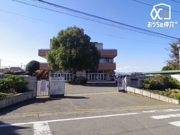 ���ӊ� ���R�s���������w�Z �k��12���B�y�������w�Z�z�w������߂����R���L���Ńo�����X�̂Ƃꂽ�w�Z�ł� 900m