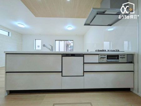 �L�b�`�� �`Kitchen�`�J�E���^�[�L�b�`���@���l�ڐ��̂�������ԁB�J�E���^�[�L�b�`���B�Ǝ������Ȃ�������q�l����ڂ𗣂��Ȃ��B���͂���l�l�ƒk�΂���B�J�E���^�[�L�b�`�������炱���\�ȓ���ł��B