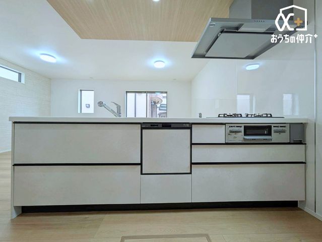 �L�b�`�� �`Kitchen�`�J�E���^�[�L�b�`���@���l�ڐ��̂�������ԁB�J�E���^�[�L�b�`���B�Ǝ������Ȃ�������q�l����ڂ𗣂��Ȃ��B���͂���l�l�ƒk�΂���B�J�E���^�[�L�b�`�������炱���\�ȓ���ł��B