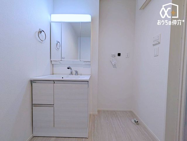 ���ʑ�E���ʏ� �`Wash room�`���̍Q�����������ԑтł��]�T�������Ďx�x�ł���L���p�E�_�[���[���B���������[���L�x�Ȃ̂Ō����ڂ��X�b�L���Ɛ������ڂł��܂��B