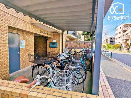 ���̑� �ߗׂɏ��E���w�Z������A�q��Đ��тɂ����S�̏Z���B���֏�͉����t���ŉJ�̓��ł��G��邱�ƂȂ����S�ł��B�܂��A�Ă͏����z�˂�������򉻂�����Ă���܂��B