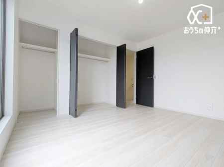 �Q�� �Q���ɃI�X�X���ȂV���m���̗l�q�ł��B�N���[�[�b�g���t���Ă���A�Q��E�ߗޓ����L�x�Ɏ��[�\�ȐQ���ł��B