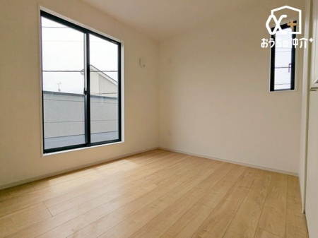�q������ �q�������ɃI�X�X���Ȗ�5.1���m���̗l�q�B�傫�߂̃N���[�[�b�g���t���Ă��邽�߁A���q�l�̕׋�����E�ߗޓ����֗��Ɏ��[�\�ł��B