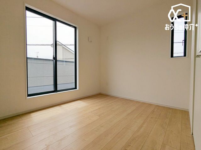 �q������ �q�������ɃI�X�X���Ȗ�5.1���m���̗l�q�B�傫�߂̃N���[�[�b�g���t���Ă��邽�߁A���q�l�̕׋�����E�ߗޓ����֗��Ɏ��[�\�ł��B