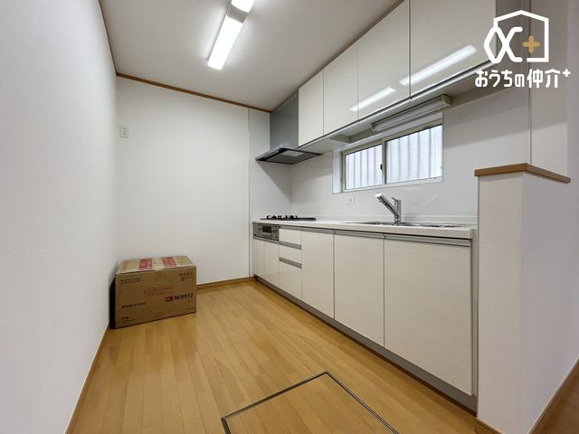 �L�b�`�� ��ƂɏW���ł���Ǖt���L�b�`���B�܂��A�ڂ̑O�ɑ������薾�邢�L�b�`���ł��B