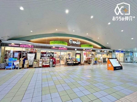 ���ӊ� �k��5���B�yEmio���v���āz�c�Ǝ��ԁ@��6���������11���܂ŁB���v���ĉw�𗘗p����F�l�̖����ɍʂ������炵�܂��B 350m