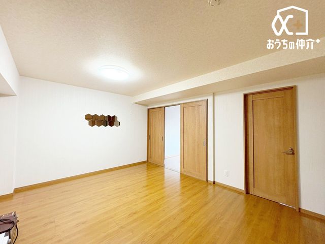 ���r���O �Ƒ��݂�Ȃ��u�₩�Ɍ��₩�ɉ߂�����悤�ɁA�D����������荞�񂾃��r���O�_�C�j���O�B�㎿�ȉ�����ɕ�܂��A���K�ŉ��₩�ȃv���C�x�[�g��Ԃł��B