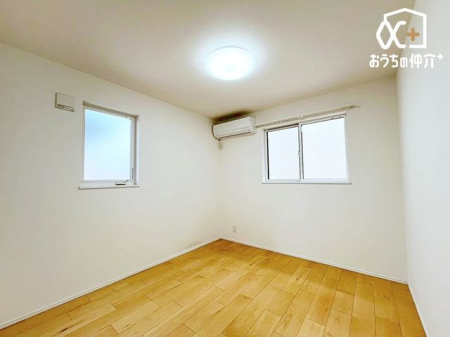 �q������ �q�������ɃI�X�X����6.6���m���̗l�q�B��e�ʂ̃N���[�[�b�g���t���Ă��邽�߁A���q�l�̕׋�����E�ߗށE�Q����֗��Ɏ��[�\�ł��B