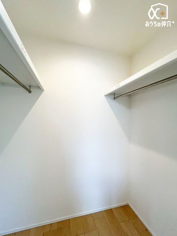 ���[ �E�H�[�N�C���N���[�[�b�g�̗l�q�ł��B���[�ɂ͐Q��E�ߗށE��̕�����L�x�Ɏ��[�\�ł��I