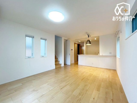 ���r���O ���Ƒ������R�ƏW�܂�17.3�����r���O�̗l�q�ł��B ���C�ɓ���̃\�t�@�[��e�[�u����u���Ă��C�ɓ���̋�ԂɁB