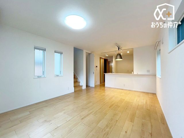 ���r���O ���Ƒ������R�ƏW�܂�17.3�����r���O�̗l�q�ł��B ���C�ɓ���̃\�t�@�[��e�[�u����u���Ă��C�ɓ���̋�ԂɁB