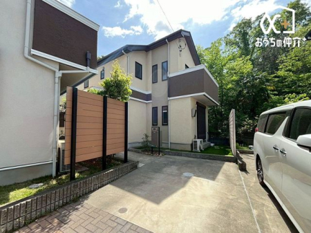  �J�[�X�y�[�X�̗l�q�ł��B�O�ʓ��H�͌�ʗʂ����Ȃ��A���Ԃ̏o����������S���ăX���[�Y�ɍs���܂��B