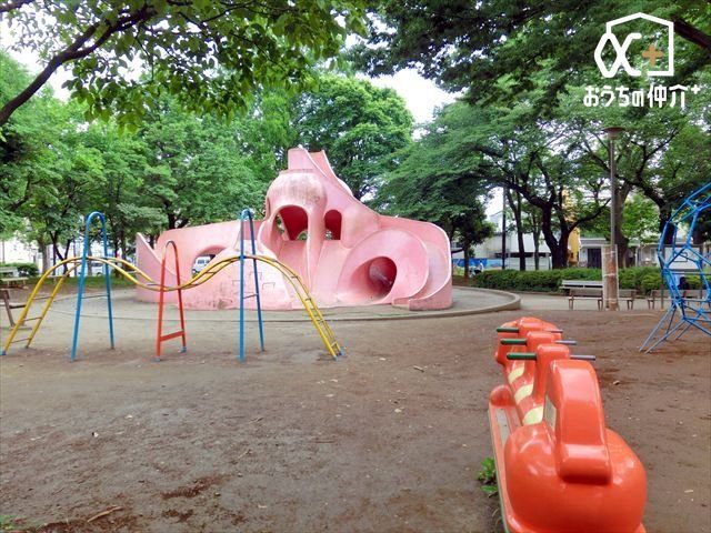 ���ӊ� �c���s������ �k��8���B�����ɂ���^�R�̌`���������ׂ�䂪�l�C���ĂсA�ʏ̃^�R�����̖��Őe���܂�Ă��܂��B�@�܂��A�Ċ��ɂ͗����W���u�W���u�r�Ȃǂ��q�������̊i�D�̗V�я�ł��B 600m