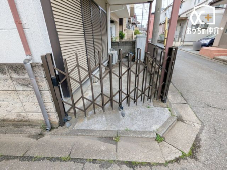  �J�[�X�y�[�X�̗l�q�B�Ԓʂ�̏��Ȃ��O�ʓ��H�ł��Ԃ̏o����������N���N�ł��B