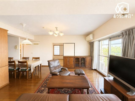 ���r���O �`Living�`�������������͋C��LDK�B�̂�т肭�낮�\�t�@��A���H�����y���ރ_�C�j���O�Z�b�g��u���Ă��������͂���܂���B�Ƌ�Ȃǈꕔ�C�����Ă��܂��B