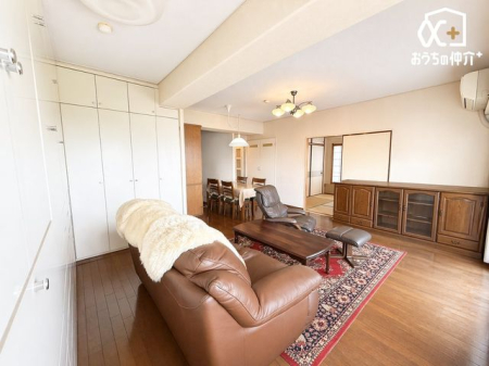 ���r���O �`Living�`�������������͋C��LDK�B�̂�т肭�낮�\�t�@��A���H�����y���ރ_�C�j���O�Z�b�g��u���Ă��������͂���܂���B�Ƌ�Ȃǈꕔ�C�����Ă��܂��B