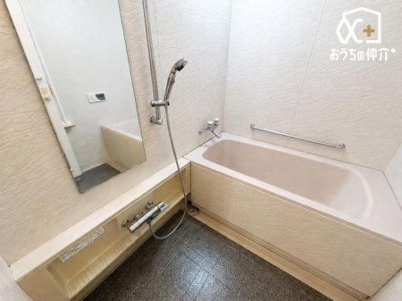 ���� ���������̂����ԂŃ����b�N�X�o�X�^�C���B�o�X�^�u�ɂ����Ċ����Ȃ���S�Ƒ̂����t���b�V���B����̔�������Ă���鐴�����̂���o�X���[���B���ʐ^�͉Ƌ��������CG�摜�ł��B