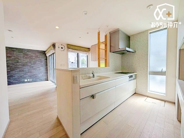 �L�b�`�� �����g���L�b�`�������炱���A�H���̏������y�������ԂɁA�Z�������ł��X���[�Y�ɖ��ʂȂ���Ƃł���A���������ȒP�ɂł���ȂǁA�������y��������L�b�`���X�y�[�X�ł��B