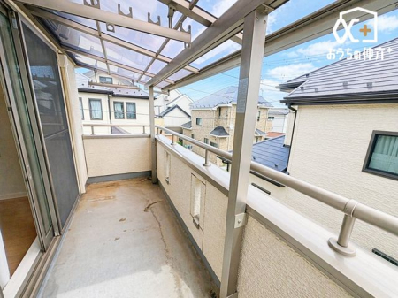 �o���R�j�[ �`Balcony�`���炩�ȗz�˂��������~���o���R�j�[�B���w�i�ɐS�n�悢�������������Ă����܂��B����O�֏o�ĊJ�����𖡂킦���Ԃł��B