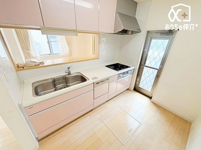 �L�b�`�� �����g���L�b�`�������炱���A�H���̏������y�������ԂɁA�Z�������ł��X���[�Y�ɖ��ʂȂ���Ƃł���A���������ȒP�ɂł���ȂǁA�������y��������L�b�`���X�y�[�X�ł��B