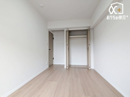 �Q�� �Q���ɃI�X�X����5.9���m���̗l�q�ł��B�N���[�[�b�g���t���Ă���A�Q��E�ߗޓ����L�x�Ɏ��[�\�ȐQ���ł��B