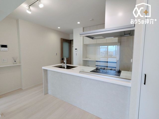 �L�b�`�� ��^�̗①�ɂ�A���[��u���Ă��������g����L�b�`���ɂȂ��Ă���܂��B�����͂��q�l�ƈꏏ�ɂ������̂����Ԃ����L���邱�Ƃ��\�ł��B�L�X�L�b�`���͉Ƃ̒��S�I�Ƒ��̉�b�������ƒe�݂܂��ˁI