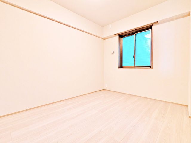 �Q�� �Q���ɃI�X�X���ȗm���̗l�q�ł��B��e�ʂ̃N���[�[�b�g���t���Ă���A�Q��E�ߗޓ����L�x�Ɏ��[�\�ȐQ���ł��B