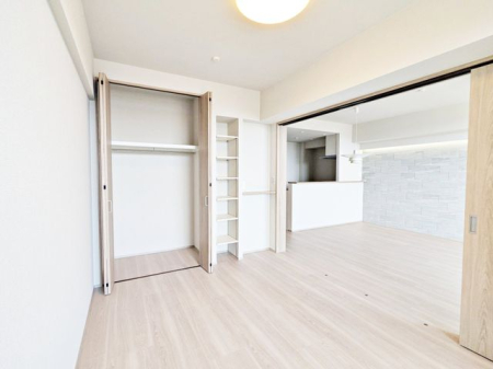 �q������ �q�������ɃI�X�X����6.1���m���̗l�q�B��e�ʂ̃N���[�[�b�g���t���Ă��邽�߁A���q�l�̕׋�����E�ߗށE�Q����֗��Ɏ��[�\�ł��B