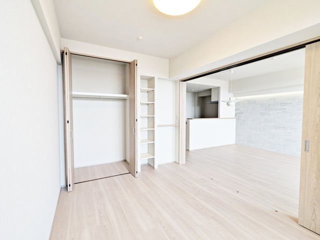 �q������ �q�������ɃI�X�X����6.1���m���̗l�q�B��e�ʂ̃N���[�[�b�g���t���Ă��邽�߁A���q�l�̕׋�����E�ߗށE�Q����֗��Ɏ��[�\�ł��B