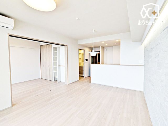 ���r���O �쓌�����p�̂悤�ȍ̌������҂ł��A���������邭�����₷���B�L�X���r���O�ŉƑ��̎��Ԃ����R�ɑ�����LDK�݌v�B