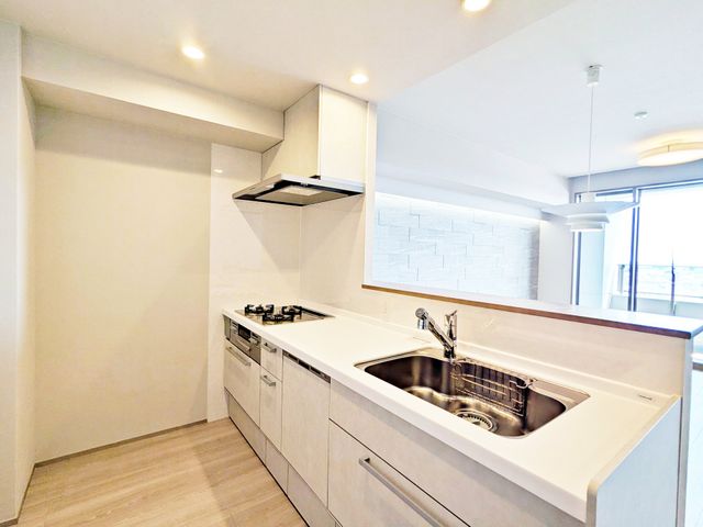 �L�b�`�� �L�b�`������̓��r���O�S�̂����n����Ԏ��ł��B���q�l���V�ԗl�q�������Ȃ���̂�������_�C�j���O�e�[�u���Ŋw�K���邨�q�l�ɂ�����ƃA�h�o�C�X���ł���݌v�ł��B