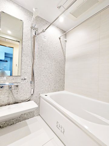 ���� �o�X���[���Ń����b�N�X�o�X�^�C���B�o�X�^�u�ɂ����Ċ����Ȃ���S�Ƒ̂����t���b�V���B����̔�������Ă���鐴�����̂���o�X���[���B