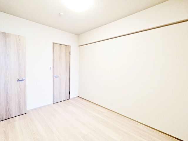 �Q�� �Q���ɃI�X�X����5���m���̗l�q�ł��B�N���[�[�b�g���t���Ă���A�Q��E�ߗޓ����L�x�Ɏ��[�\�ȐQ���ł��B