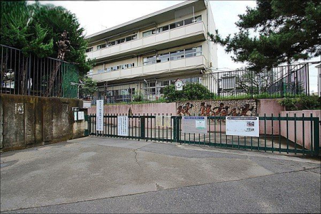 ���ӊ� �������s���J�ˑ�񏬊w�Z �k��10���B���a47�N�ݗ��B�w�Ԋ�сA�W����сA�L�т��т����ގq������ڕW�Ƃ��Čf���Ă��܂��B 780m