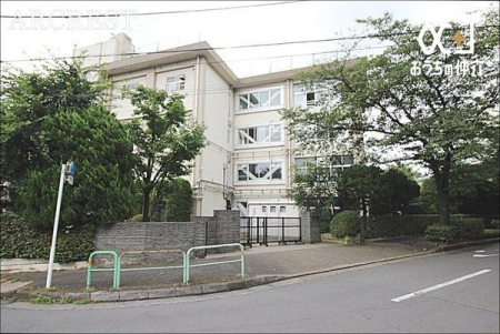 ���ӊ� ���n�旧���⒆�w�Z �k��16���B���n��̒��ł��A���ɖL���Ȏ��R�Ɉ͂܂ꂽ�w�Z�ł��B 1270m