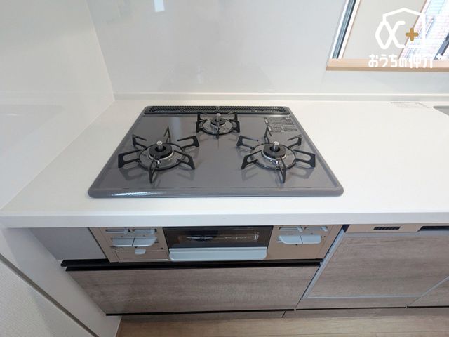 �L�b�`�� ��^�̗①�ɂ�A���[��u���Ă��������g����L�b�`���ɂȂ��Ă���܂��B�����͂��q�l�ƈꏏ�ɂ������̂����Ԃ����L���邱�Ƃ��\�ł��B�L�X�L�b�`���͉Ƃ̒��S�I�Ƒ��̉�b�������ƒe�݂܂��ˁI