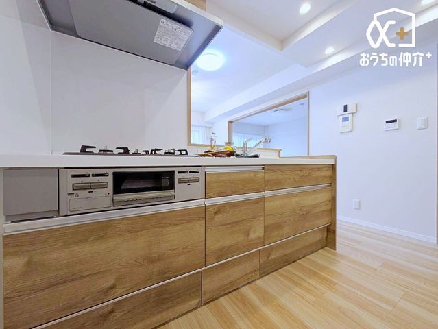 �L�b�`�� �����̍�Ƃ��y�����Ȃ�L�b�`���X�y�[�X�B�g������̗ǂ��z�u�Ǝ��[�͂ŁA�Ǝ��̌������A�b�v�B�Ƒ��Ƃ̎��Ԃ������Ə[�����܂��B