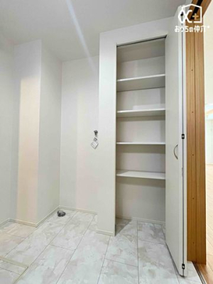 ���[ ���ʏ��ɂ��郊�l���ɂ̗l�q�B��܂�^�I���ȂǎG���ȏ��������[�ł��A�X�b�L���Ƃ�����Ԃ������܂��B