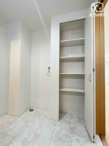 ���[ ���ʏ��ɂ��郊�l���ɂ̗l�q�B��܂�^�I���ȂǎG���ȏ��������[�ł��A�X�b�L���Ƃ�����Ԃ������܂��B
